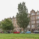 Beautiful 2 Bed 2 Bath Flat Overlooking Meadows Park