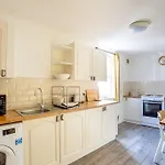 Central, Fully Equipped Flat W/Parking, Leith, Edinburgh