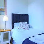 1 Minute From Royal Mile, Large 5 Bed Apartment