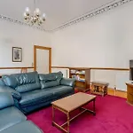Lovely 2 Bed Flat Located Next To Edinburgh Castle