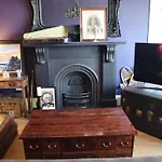 Stylish Victorian Apartment For Two In Edinburgh