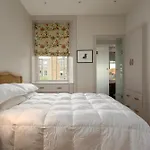 Gorgeous 4 Bed Apartment Right Beside The Meadows
