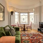 Gorgeous 4 Bed Apartment Right Beside The Meadows
