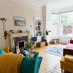 Palm Tree Apartment- Period Home With Cat