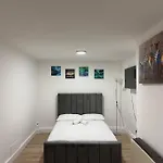 Modern 1 Bedroom - 5 Min Walk From Princess Street Eb1