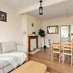 Stunning 2 Bed Apartment Free Parking