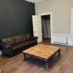 City Centre Large 2 Bedroom Apartment For 5 People