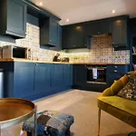 Warden\'S Close Apartments