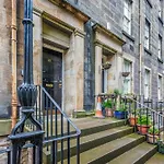 Large Super Central 3 Bed -Princes Street, Parking