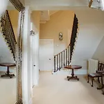 Prestigious Townhouse Close To Princes Street