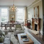 Prestigious Townhouse Close To Princes Street