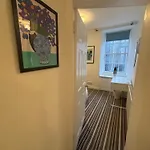 Cozy Downtown Apartment
