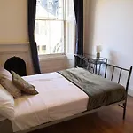Lauriston Place Apartment - Spacious 2 Bedroom Apartment