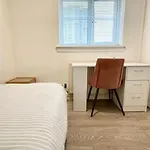 Single Room In 3 Bedroom House
