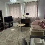 Chic 2 Bed Apartment With Free Parking- Recently Redecorated, 10 Minutes To City Centre