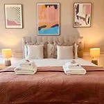 Super Spacious 4 Bed, Sleeps 6