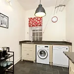 Charming Edinburgh 2-Bedroom 2-Bathroom Apartment