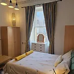 Old Town Edinburgh Fringe Apartment