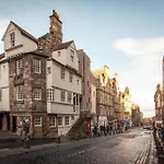 New Royal Mile Residence Quiet Spacious And Comfortable Flat With Large Balcony And Great Views Top Floor No Lift