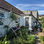 Charming 3 Bed Cottage , Private Room Bookings , Free Street Parking , Strong Fibre Optic Internet , Garden