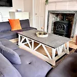 Heart Of The City- 3 Bedroom Oasis