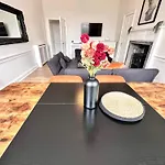 Heart Of The City- 3 Bedroom Oasis