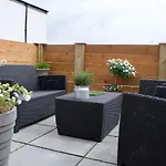 Central 2 Bedroom Apartment With Free Parking