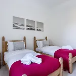 Colonial Victorian Apartment, Fab Central Location