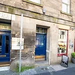 Beautifully Presented, Well Located, 2 Bed Apt.