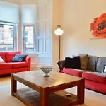2 Bedroom Morningside Flat Sleeps 4