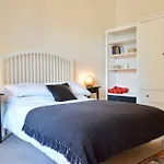 2 Bedroom Morningside Flat Sleeps 4