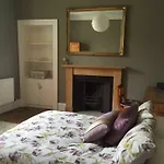 2 Bedroom Modern Apartment In Central Edinburgh
