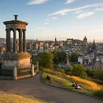 2 Bedroom Modern Apartment In Central Edinburgh