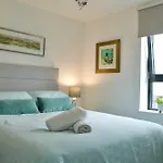 Central 2 Bedroom Apartment With Free Parking