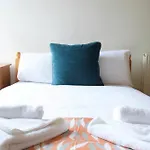 2 Bedroom Flat Near The Kings Theatre