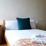2 Bedroom Flat Near The Kings Theatre