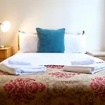 2 Bedroom Flat Near The Kings Theatre
