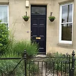 Central 2 Bedroom Flat With Garden