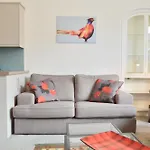 Spacious 3 Bedroom West End Flat