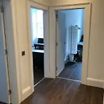 Central Lothian Road Apartment Sleeps Upto 16