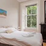 4 Bedroom Apartment Near The Meadows