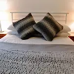 1 Bedroom Apartment Near The Old Town
