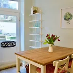 2 Bedroom Garden Flat In Bruntsfield