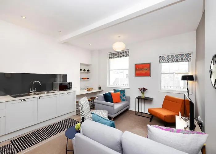 Altido Stylish 4-Bed Flat In Old Town