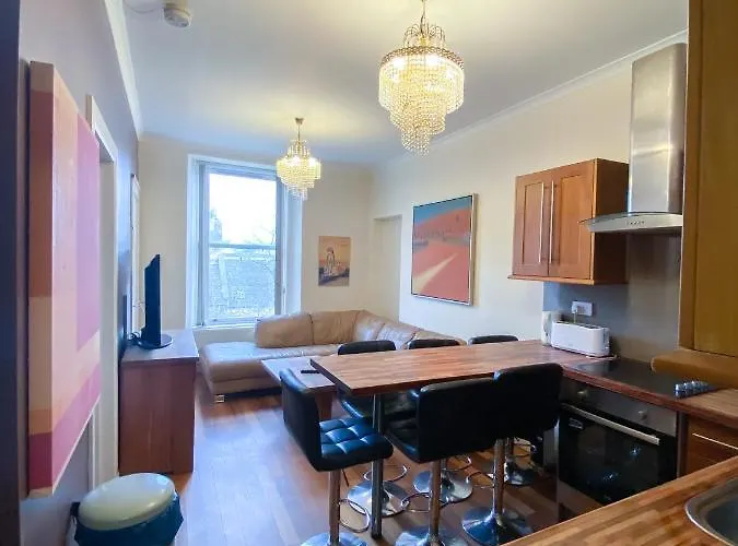 1 Minute From Royal Mile, Large 5 Bed Apartment
