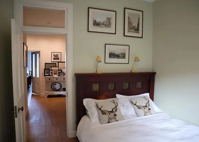 Stylish Victorian Apartment For Two In Edinburgh