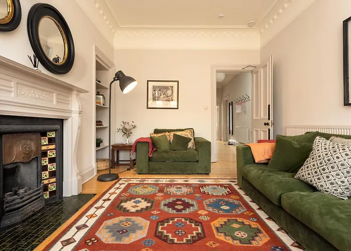 Gorgeous 4 Bed Apartment Right Beside The Meadows