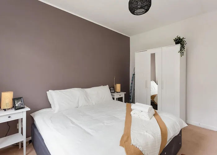 Stunning 2 Bed Apartment Free Parking