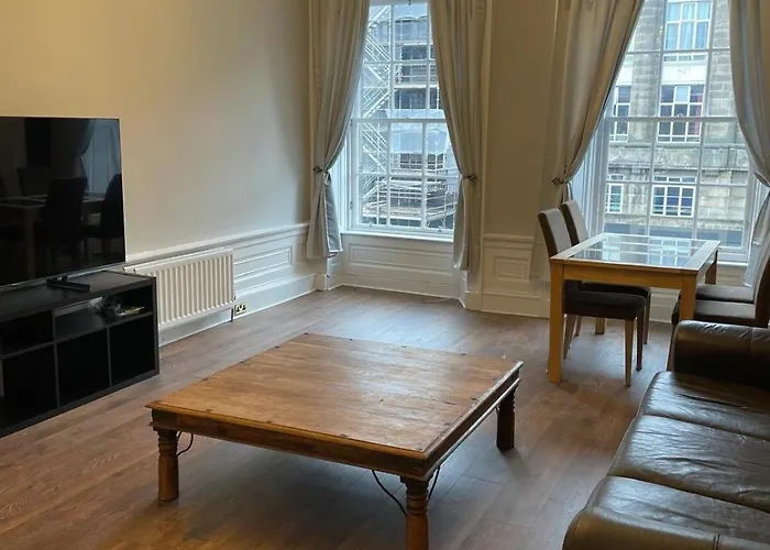 City Centre Large 2 Bedroom Apartment For 5 People