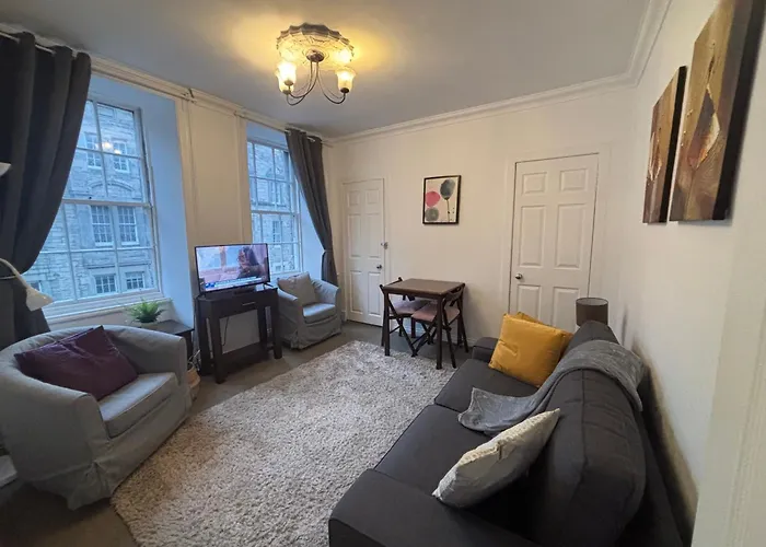 Cozy Downtown Apartment